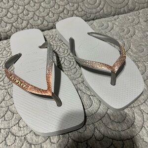 NEW Havaianas Women’s Gray Flip Flops with Rose Gold and Silver Glitter Straps